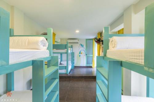 Кровать или кровати в номере Zostel Pondicherry, Auroville Road