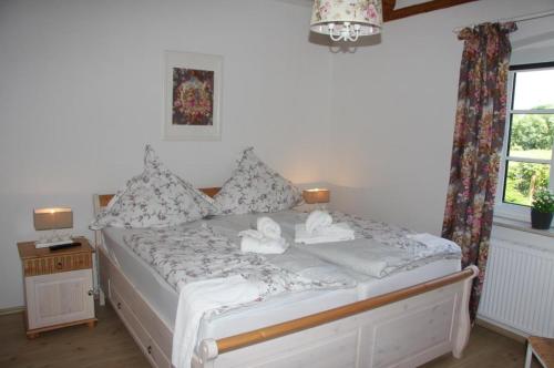 ein Schlafzimmer mit einem Bett mit Handtüchern darauf in der Unterkunft FerienGut Gaarz - Cottage 29 in Göhl