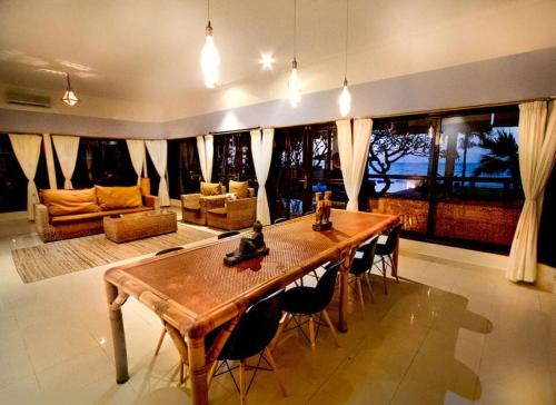 Χώρος καθιστικού στο Luxurious & Tranquil Beachfront private villa with private pool