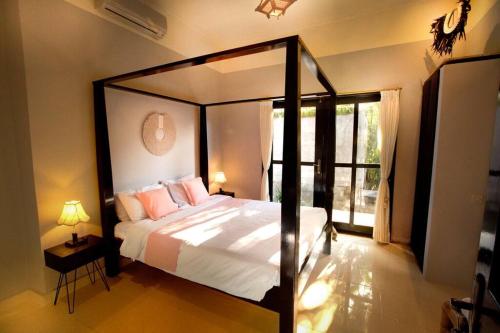 Ένα ή περισσότερα κρεβάτια σε δωμάτιο στο Luxurious & Tranquil Beachfront private villa with private pool