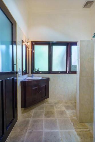 Ένα μπάνιο στο Luxurious & Tranquil Beachfront private villa with private pool