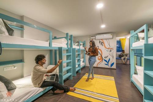 Двухъярусная кровать или двухъярусные кровати в номере Zostel Pondicherry, Auroville Road