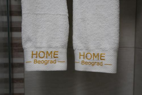 Surčin的住宿－home in superior如家，两条毛巾,上面写着家庭话