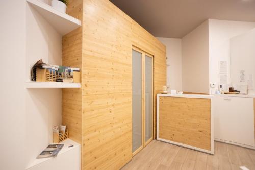 サレルノにあるB&B In Naturaの木製の壁の客室で、スライドドアが付いています。