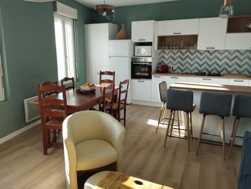 une cuisine et une salle à manger avec une table et des chaises dans l'établissement Chez Marius, à Aigues-Mortes