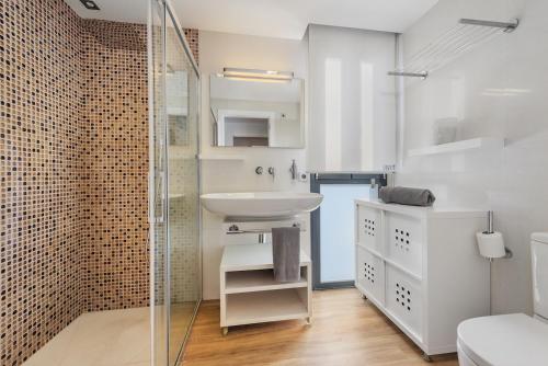 a white bathroom with a sink and a shower at Londres Derecha in Port de Pollensa