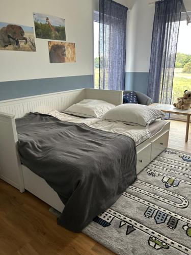 uma cama grande num quarto com um tapete em Perfekter Rückzugsort - Probewohnen im Musterhaus em Waghäusel