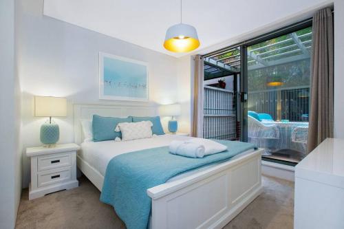 sypialnia z łóżkiem i dużym oknem w obiekcie Crows Nest Gem - with parking w mieście Sydney