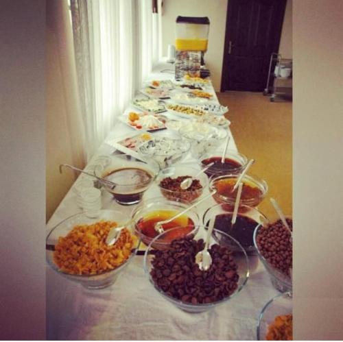 ein langer Tisch mit vielen Schüsseln Essen drauf in der Unterkunft GRAND ADANUS HOTEL in Seyhan