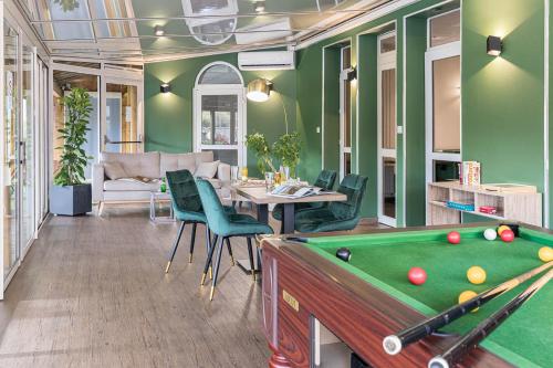 une salle avec un billard et une salle à manger dans l'établissement Hotel L'Abri, au Puy-en-Velay