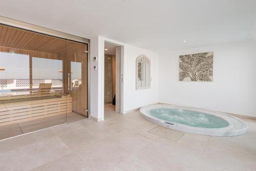 baño con bañera grande en el centro de una habitación en Villa Mediterraneo by Mallorca House Rent, en Cala Murada
