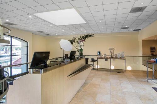 a lobby with a waiting area with a computer on the counter at Omni Las Colinas Hotel in Irving