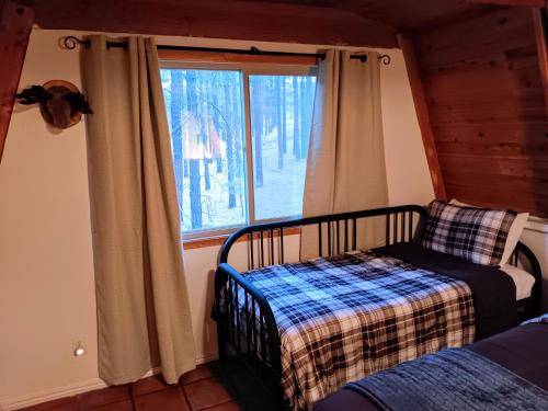 - une chambre avec un lit et une fenêtre dans l'établissement Friar Tuck Cottage - Close to Williams, Flagstaff and the Grand Canyon, à Williams