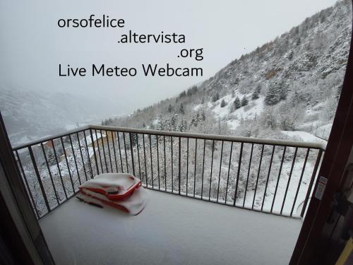 um quarto com uma varanda com neve no chão em L' Orso Felice - alloggio turistico a Campo Felice em Collimento