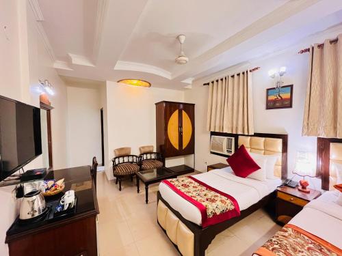 pokój hotelowy z łóżkiem i telewizorem w obiekcie Hotel Paras - Karol Bagh Delhi w Nowym Delhi