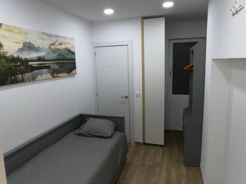 - une chambre avec un lit et une peinture murale dans l'établissement Sunny studio, à Esplugues de Llobregat