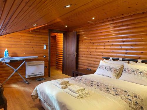 1 dormitorio con 1 cama con pared de madera en SOFIA APARTMENTS, en Tesalónica