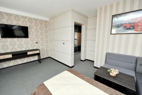 Habitación de hotel con cama y TV en Отель Бестау, en Aksay