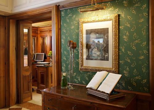 a room with a painting on a green wall at Hotel Santa Marina in Venice