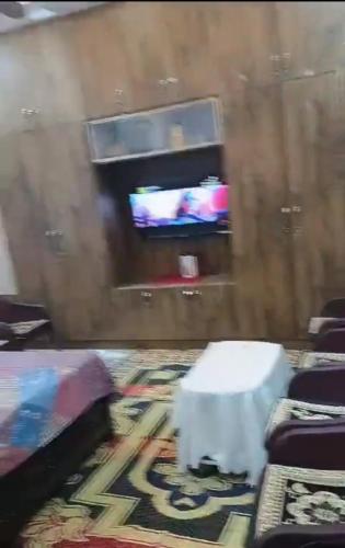 une photo floue d'une chambre avec une table et une télévision dans l'établissement villa in jungle, à Sundarnagar
