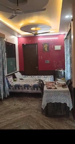 - une chambre avec 2 lits et une table dans l'établissement villa in jungle, à Sundarnagar