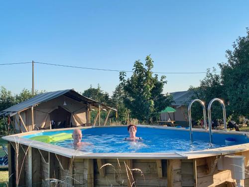 - une piscine pour deux personnes dans l'établissement Minicamping Sous les Cloches, à Terjat
