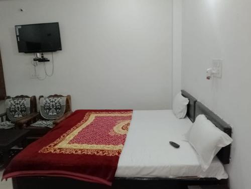 una camera con letto e TV a parete di Hotel Sai Prabha, Bhind a Bhind