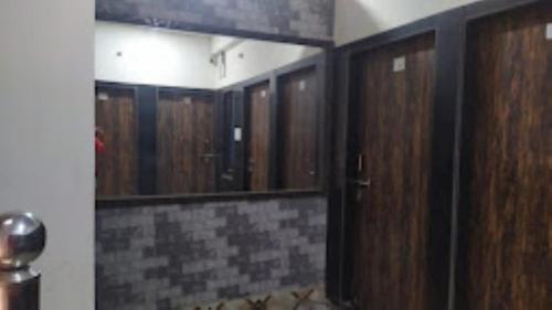 una fila di armadietti in legno in una stanza di Hotel Sai Prabha, Bhind a Bhind
