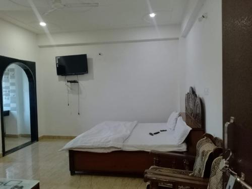 um quarto com uma cama e um cesto de basquetebol na parede em Hotel Sai Prabha, Bhind em Bhind