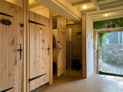 - un couloir avec une porte en bois dans une maison dans l'établissement Minicamping Sous les Cloches, à Terjat