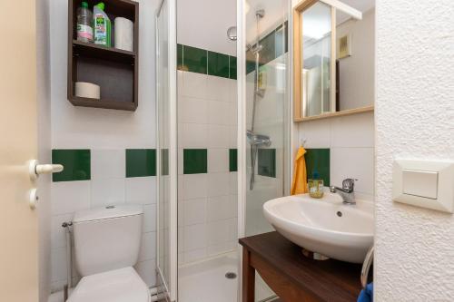 Et badeværelse på Blue Pinsolle - Appt avec piscine partagée