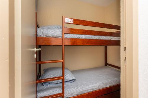 En eller flere køjesenge i et værelse på Blue Pinsolle - Appt avec piscine partagée