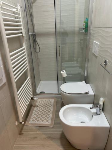 ein Bad mit einer Dusche, einem WC und einem Waschbecken in der Unterkunft bandbinbologna in Bologna