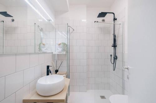 y baño blanco con lavabo y ducha. en Loft Fred - by Casêta en Ancona