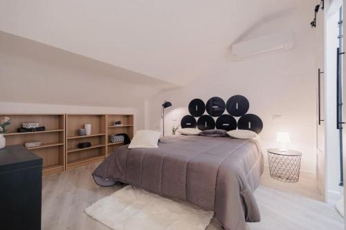アンコーナにあるLoft Fred - by Casêtaのベッドルーム1室(大型ベッド1台、黒いヘッドボード付)