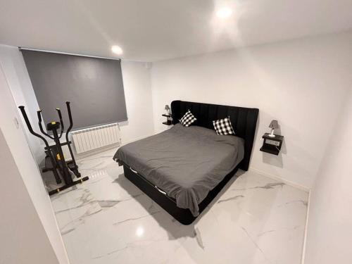 een slaapkamer met een bed in een kamer met marmeren vloeren bij Villabembrive in Vigo