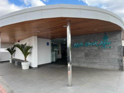 Aventura Park Inn gebouw met een bord erop bij Hyde Park Lane in Puerto del Carmen