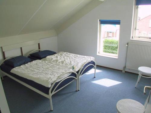 een slaapkamer met een bed in een kamer bij Crox Houcke 65 in Nieuwvliet