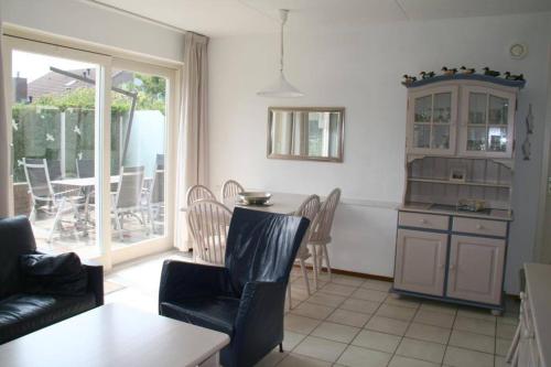 a kitchen and living room with a table and chairs at Crox Houcke 65 in Nieuwvliet