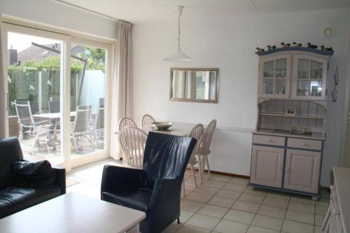 een keuken en een woonkamer met een tafel en stoelen bij Crox Houcke 65 in Nieuwvliet