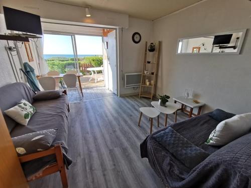 un salon avec un canapé et une table dans l'établissement 138 Thalacap C2, au Cap d'Agde