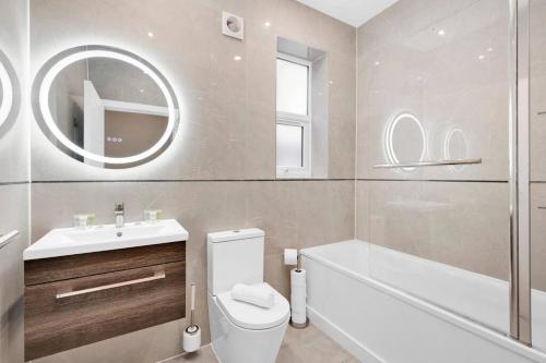 a bathroom with a toilet and a sink and a bath tub at Stunning and Extremely spacious 1bed flat in Tooting in London
