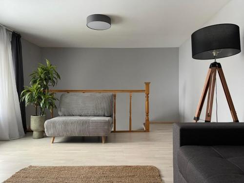 sala de estar con silla y lámpara en Ristiku Guesthouse, en Kuressaare