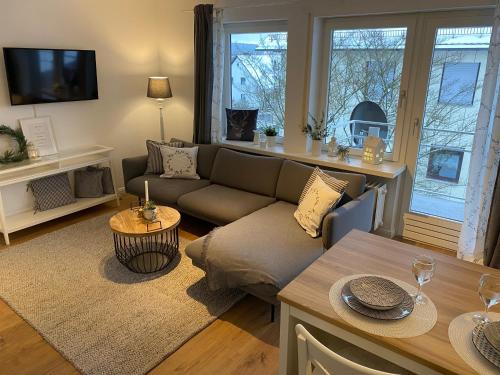 Nagel的住宿－Ferienwohnung am See im Fichtelgebirge，客厅配有沙发和桌子