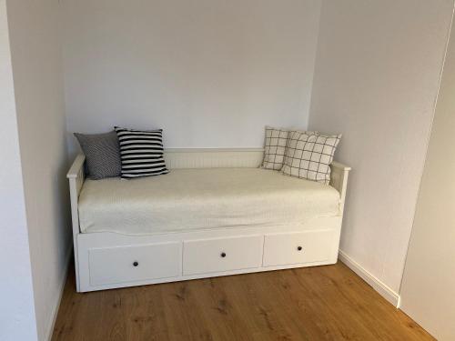 a small bed in a corner of a room at Ferienwohnung am See im Fichtelgebirge in Nagel
