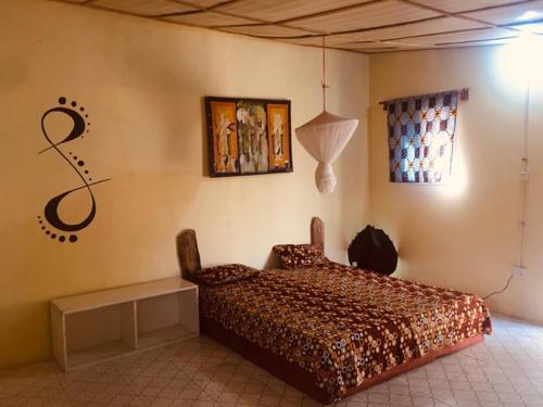 Ghana Town的住宿－One Love Beach Bar，卧室位于客房的角落,配有一张床