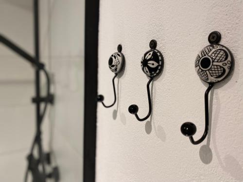 a wall with three ear hooks on a wall at Ferienwohnung am See im Fichtelgebirge in Nagel