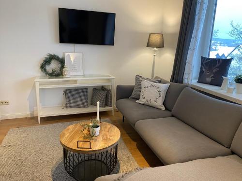 a living room with a couch and a table at Ferienwohnung am See im Fichtelgebirge in Nagel