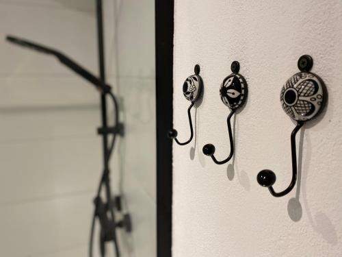 a wall with some ear hooks on a wall at Ferienwohnung am See im Fichtelgebirge in Nagel