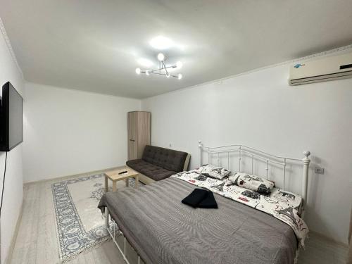 Postel nebo postele na pokoji v ubytování Однокомнатная квартира Шалкыма